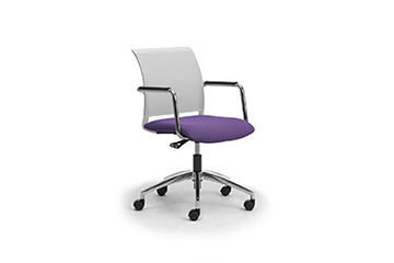 Comode poltrone e sedie ad uso ufficio e tavolo riunione in rete bianca Cometa